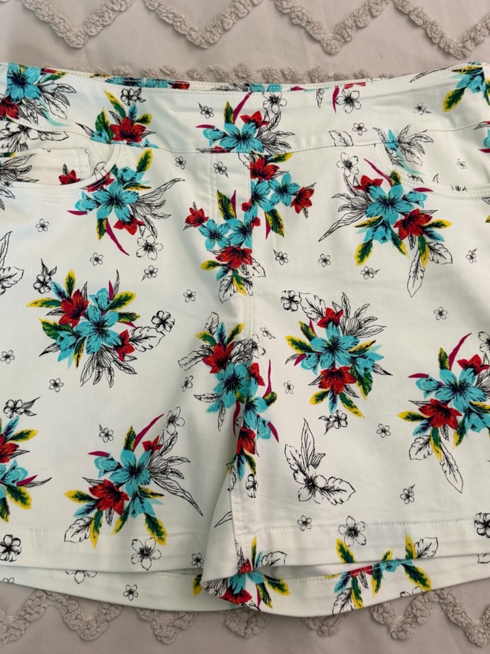 Westbound White Floral pull on shorts with Teal & Red Blooms
